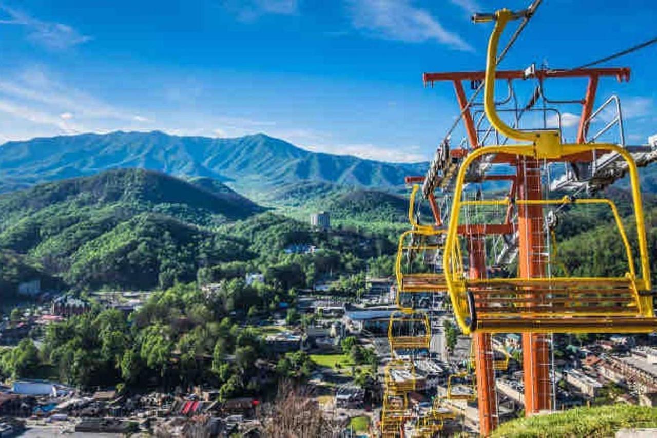 Sky High Views!!-Peak Mountaintop-Outdoor Pool-Close To Downtown-Private Balcony-Wifi-Cable ガトリンバーグ エクステリア 写真