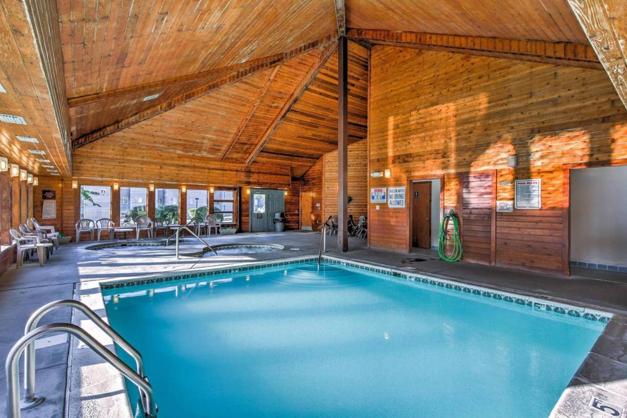 Sky High Views!!-Peak Mountaintop-Outdoor Pool-Close To Downtown-Private Balcony-Wifi-Cable ガトリンバーグ エクステリア 写真