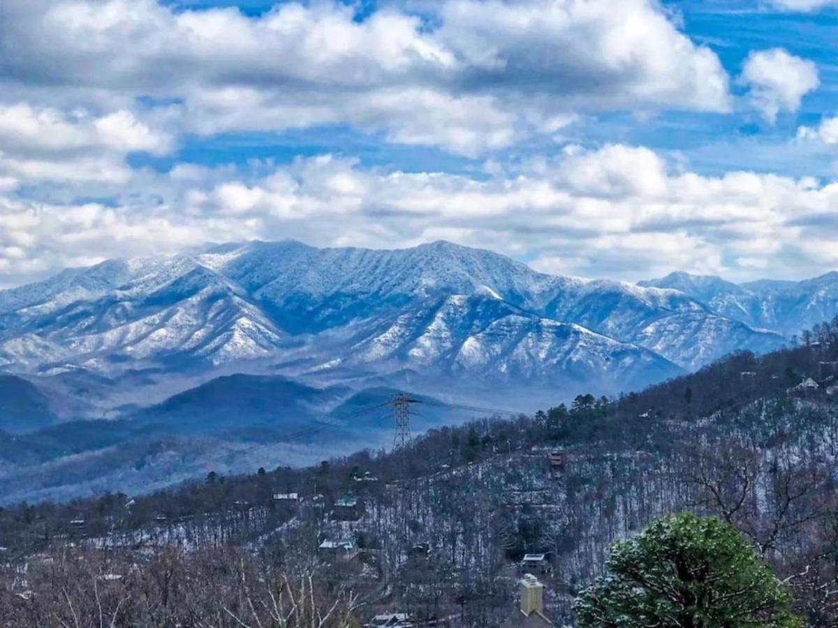 Sky High Views!!-Peak Mountaintop-Outdoor Pool-Close To Downtown-Private Balcony-Wifi-Cable ガトリンバーグ エクステリア 写真