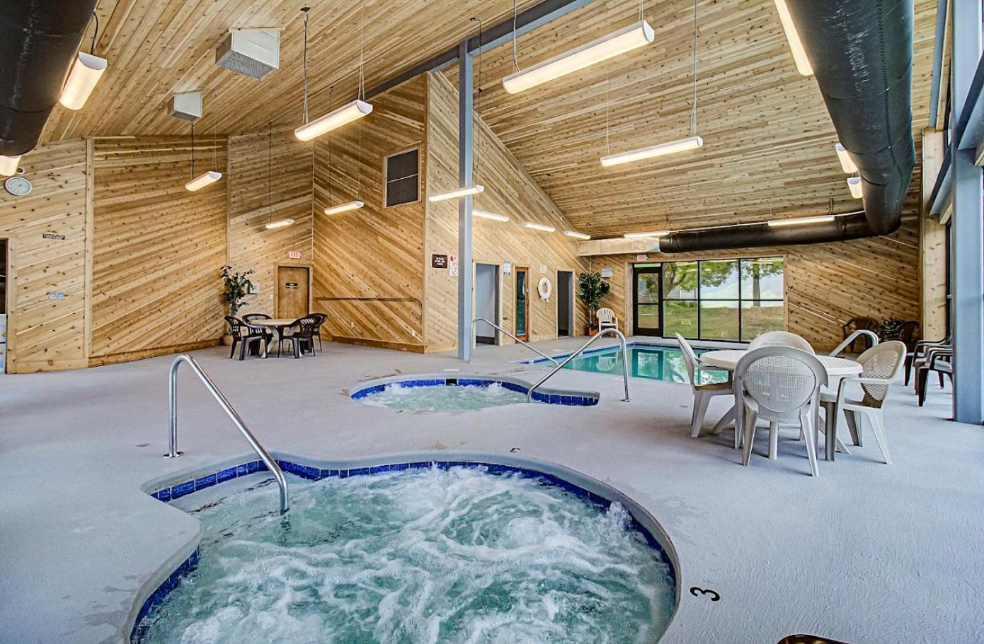 Sky High Views!!-Peak Mountaintop-Outdoor Pool-Close To Downtown-Private Balcony-Wifi-Cable ガトリンバーグ エクステリア 写真